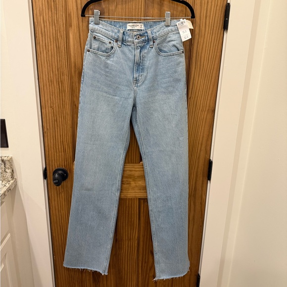 Abercrombie & Fitch Denim - Abercrombie & Fitch The 90s Relaxed Jean
High Rise